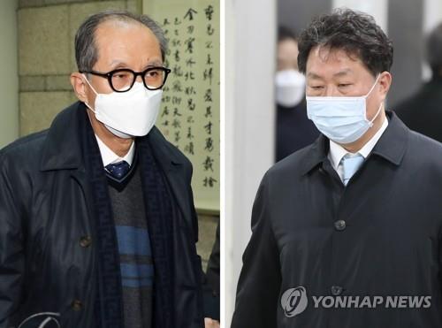 The Seoul Central District Court found both Hong Ji-ho (L), the former CEO of SK Chemical, and Ahn Yong-chan (R), the former CEO of Aekyung Industrial, not guilty of professional negligence resulting in death in a deadly humidifier disinfectant case, on Jan. 12, 2021. (Yonhap)