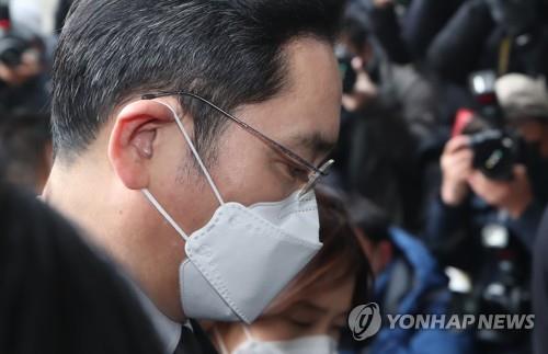 Lee Jae-yong, vice chairman of Samsung Electronics Co., heads to a sentencing hearing at the Seoul High Court on Jan. 18, 2021. (Yonhap)