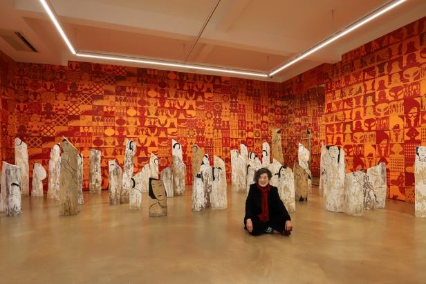 This photo, provided by Hakgojae Gallery, shows painter Yun Suk-nam posing in front of her 2021 installation work "Red Room." (PHOTO NOT FOR SALE)(Yonhap)