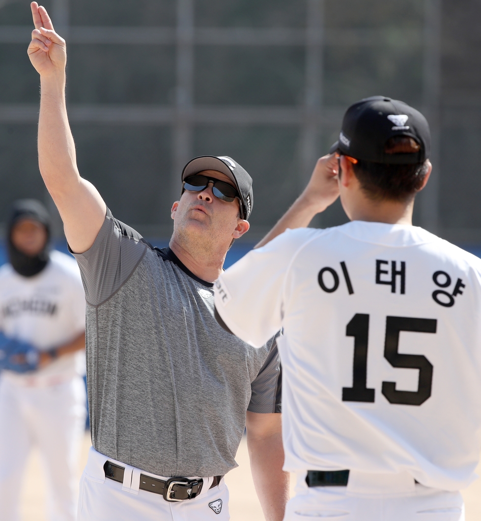 SSG Landers coach Brandon Knight (L) works with pitcher Lee Tae-yang during practice in Busan, 450 kilometers southeast of Seoul, on March 9, 2021, in this photo provided by the Landers. (PHOTO NOT FOR SALE) (Yonhap)