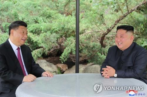 Chinese President Xi Jinping (L) and North Korean leader Kim Jong-un chat at the Kumsusan State Guesthouse in Pyongyang on June 21, 2019, in this photo released by the North's official Korean Central News Agency. (For Use Only in the Republic of Korea. No Redistribution) (Yonhap)