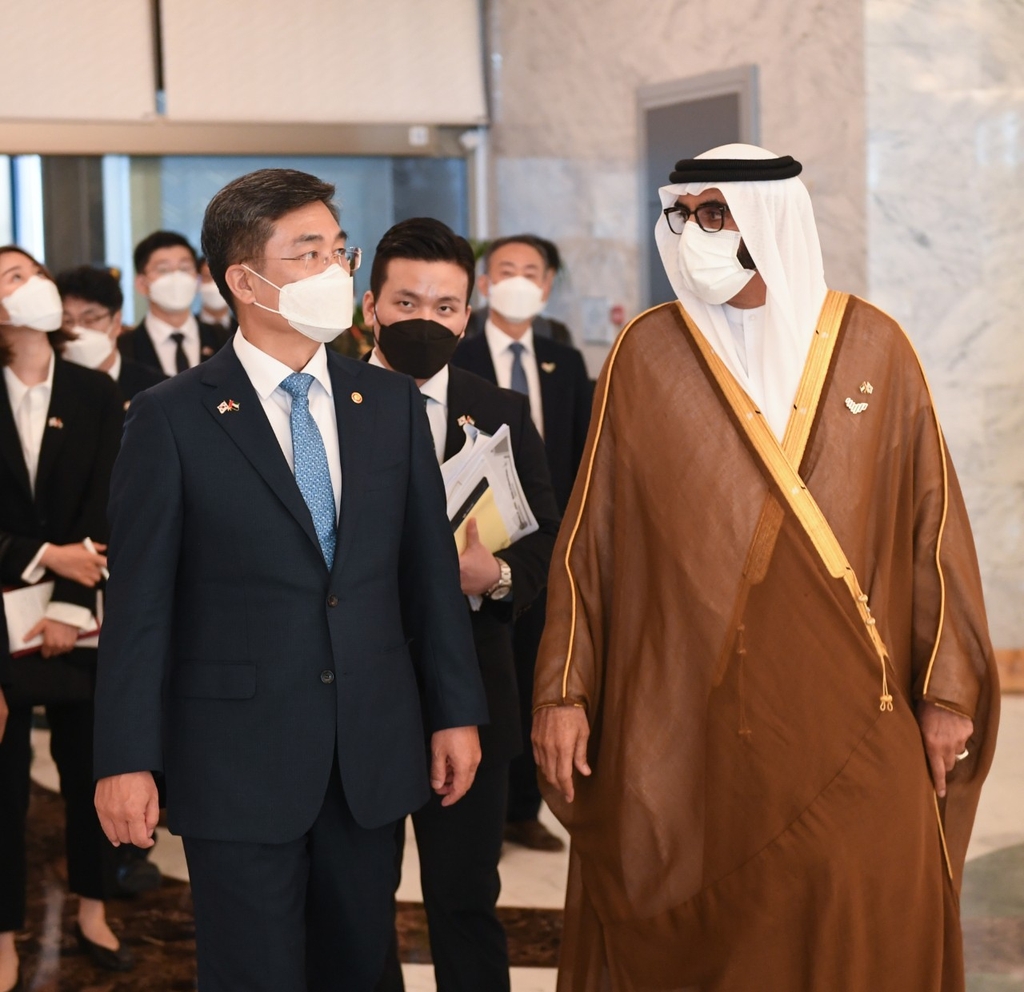S. Korean defense chief meets with UAE counterpart to discuss bilateral ties