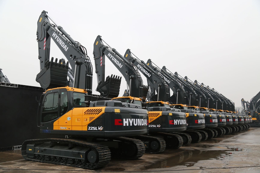 This photo provided by Hyundai Heavy Industries Holdings Co. on March 29, 2021, shows excavators launched in early March in China. (PHOTO NOT FOR SALE) (Yonhap)