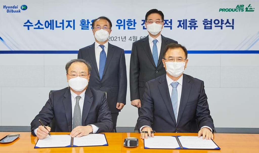 Kim Kyo-young (front L), CEO of Air Products Korea, and Kang Dal-ho (front right), CEO of Hyundai Oil Bank Co., sign a memorandum of understanding for the hydrogen business at Hyundai's Seoul office on April 6, 2021, in this photo provided by the company. (PHOTO NOT FOR SALE) (Yonhap)