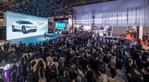 Kia Corp.'s showcase event for the EV6 at the Shanghai International Automobile Industry Exhibition on April 19, 2021, is crowded with reporters and visitors, in this photo provided by Kia. (PHOTO NOT FOR SALE) (Yonhap) 