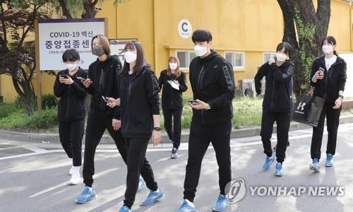 South Korean national athletes, who will compete in the Tokyo Olympics, leave the National Medical Center in central Seoul on April 29, 2021, after receiving a Pfizer vaccine in this joint press corps photo. (Yonhap)