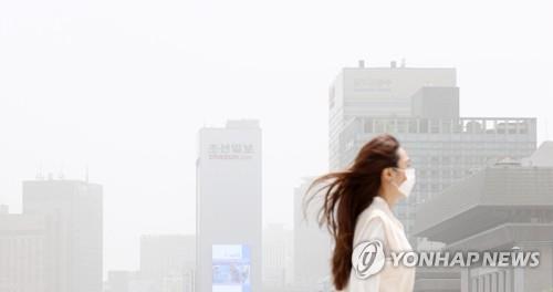 Seoul's downtown area is shrouded with yellow dust on May 7, 2021. (Yonhap)