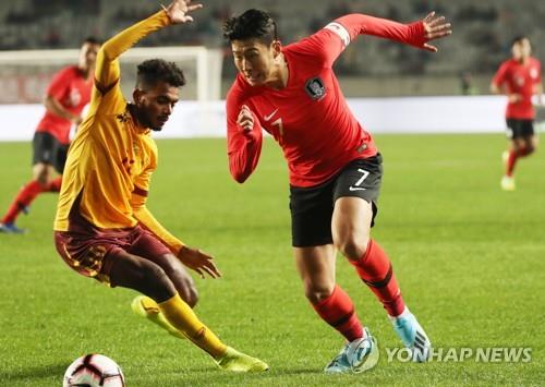In this file photo from Oct. 10, 2019, Son Heung-min of South Korea (R) dribbles the ball against Sri Lanka in the teams' Group H match in the second round of the Asian qualification for the 2022 FIFA World Cup at Hwaseong Sports Complex Main Stadium in Hwaseong, Gyeonggi Province. (Yonhap)