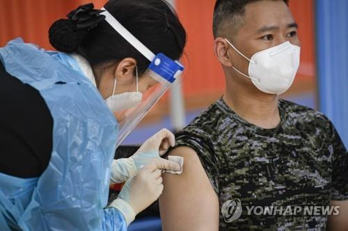 A member of the Marine Corps headquarters receives a COVID-19 vaccine on April 28, 2021, in this photo provided by the military. (PHOTO NOT FOR SALE) (Yonhap) 