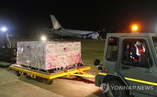 Workers move Johnson & Johnson's Janssen COVID-19 vaccines sent by the United States from a military plane at Seoul Air Base in Seongnam, south of Seoul, on June 5, 2021, in this photo provided by the Korea Defense Daily. (PHOTO NOT FOR SALE) (Yonhap)