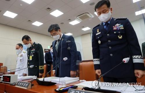 Defense Minister Suh Wook (2nd from R), acting Air Force Chief of Staff Lt. Gen. Jeong Sang-hwa (R), Army Chief of Staff Gen. Nam Yeong-shin (2nd from L) and Navy Chief of Staff Adm. Boo Suk-jong bow their heads before a parliamentary session on June 9, 2021, to pray for a female Air Force noncommissioned officer who took her own life last month after being sexually harassed by a colleague.