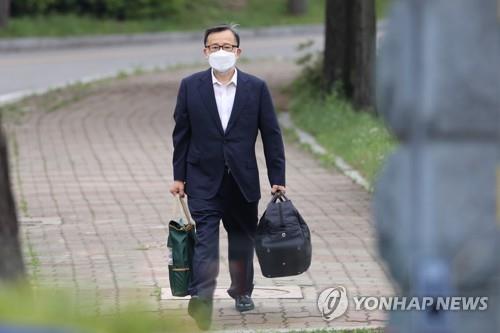Former Vice Justice Minister Kim Hak-ui walks out of the Seoul Detention Center in Uiwang, south of Seoul, on June 10, 2021. (Yonhap)