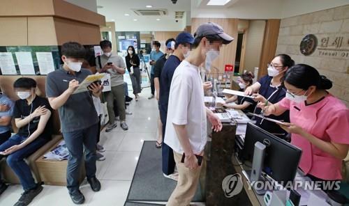 A hospital in central Seoul is crowded with people waiting to get the Janssen COVID-19 vaccine on June 10, 2021. (Yonhap)