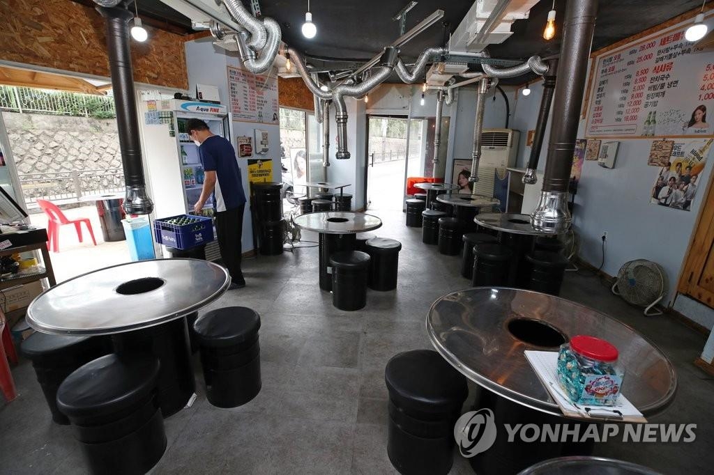 A restaurant owner prepares to open for business in Seoul on July 11, 2021. (Yonhap)