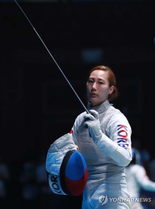 In this file photo from Aug. 23, 2018, South Korean foil fencer Jeon Hee-sook prepares for her quarterfinals match against Hong Kong during the women's team event at the Asian Games at Jakarta Convention Center in Jakarta. (Yonhap)