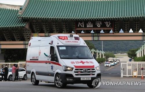 An ambulance carrying members of the Cheonghae naval unit leaves an air base in Seongnam, south of Seoul, on July 20, 2021, as the 301-strong unit on an anti-piracy mission off East Africa was flown home after 247 members tested positive for COVID-19. (Yonhap)