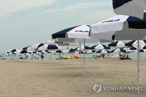 Gyeongpo Beach, one of South Korea's most popular summer holiday destinations in the east coastal city of Gangneung, is quiet on July 24, 2021, amid the city's toughest social distancing restrictions to curb COVID-19. (Yonhap)