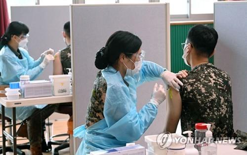 Service members receive COVID-19 vaccines in Goyang, Gyeonggi Province, on June 24, 2021, in this file photo. (Yonhap) 