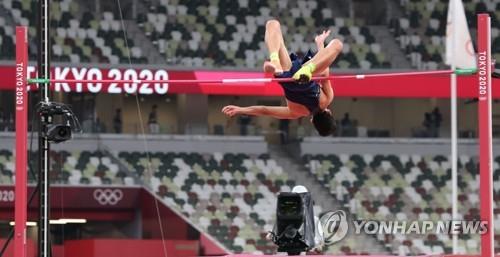 South Korean Woo Sang-hyeok competes in the finals of the men's high jump in the Tokyo Olympics at Olympic Stadium in Tokyo on Aug. 1, 2021. (Yonhap)