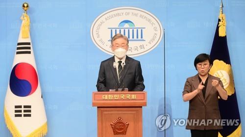 Gyeonggi Gov. Lee Jae-myung announces real estate policy pledges during a press conference at the National Assembly in Seoul on Aug. 3, 2021. (Yonhap)