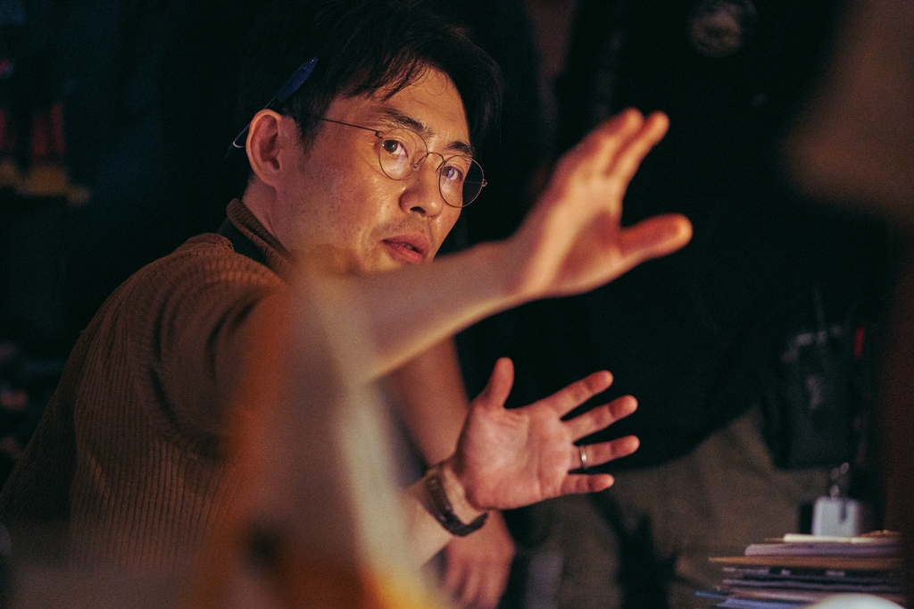 This image provided by Lotte Entertainment shows filmmaker Ryoo Seung-wan directing "Escape from Mogadishu." (PHOTO NOT FOR SALE) (Yonhap)