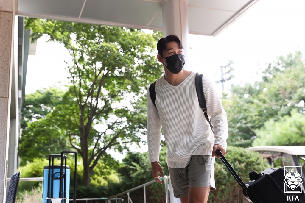 South Korean forward Song Min-kyu arrives at the National Football Center in Paju, Gyeonggi Province, on Aug. 30, 2021, at the start of training camp ahead of World Cup qualifying matches, in this photo provided by the Korea Football Association. (PHOTO NOT FOR SALE) (Yonhap)
