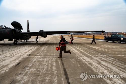 This photo uploaded on the website of the U.S. Seventh Air Force on March 18, 2021, shows the U-2 Dragon Lady surveillance aircraft and service members at Osan Air Base in Pyeongtaek, Gyeonggi Province. (PHOTO NOT FOR SALE) (Yonhap)