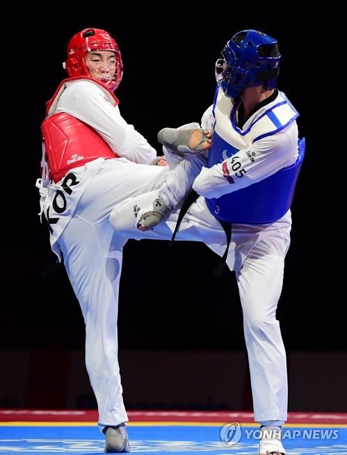 Joo Jeong-hun (L) of South Korea competes against Isaldibirov Magomedzagir of the Russian Paralympic Committee (RPC) in the taekwondo 75kg class bronze medal match at the Tokyo Paralympics at Makuhari Messe Hall in Chiba Prefecture on Sept. 3, 2021. (Pool photo) (Yonhap)