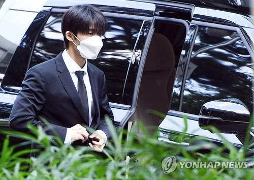 B.I, the former leader of K-pop boy band iKON, heads to a courthouse at the Seoul Central District Court on Sept. 10, 2021. (Yonhap)