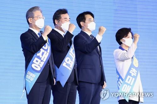 This photo, provided by the National Assembly press corps, shows four presidential contenders of the Democratic Party posing for photos at a party event on Oct. 10, 2021. (Yonhap)