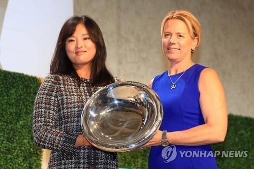 In this Getty Images file photo from Nov. 21, 2019, Ko Jin-young of South Korea (L) is presented the Rolex Annika Major Award by Annika Sorenstam during the LPGA Rolex Players Awards ceremony at Ritz-Carlton Golf Resort in Naples, Florida. (Yonhap)