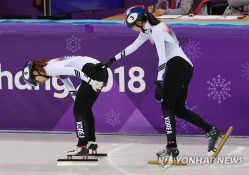 In this file photo from Feb. 22, 2018, Shim Suk-hee of South Korea (R) consoles her teammate, Choi Min-jeong, after their collision during the women's 1,000m short track speed skating final at the PyeongChang Winter Olympics at Gangneung Ice Arena in Gangneung, 230 kilometers east of Seoul. (Yonhap)