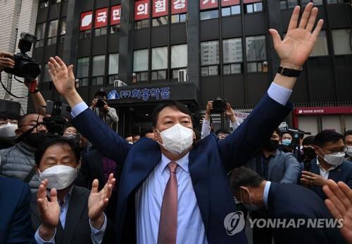 This image provided by the National Assembly press corps shows Yoon Seok-youl greeting supporters while attending a party meeting in Suwon, Gyeonggi Province on Oct. 14, 2021. (Yonhap) 