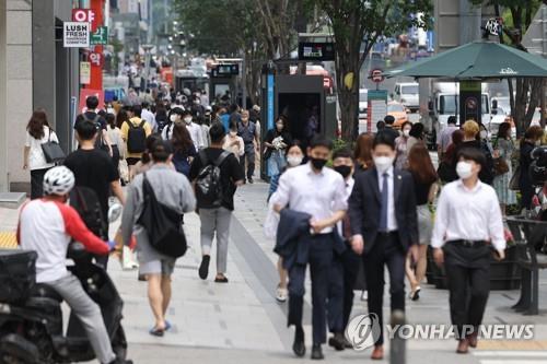 People walk on the street in Seoul in this undated file photo. (Yonhap)