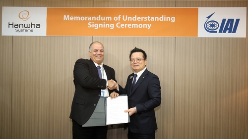 Elta Systems CEO Yoav Tourgeman (L) poses for photos with Hanwha Systems Co. President and CEO Eoh Sung-chul after signing a memorandum of understanding on a partnership for AESA radar exports in Seoul on Oct. 21, 2021, in this photo provided by Hanwha Systems. (PHOTO NOT FOR SALE) (Yonhap)