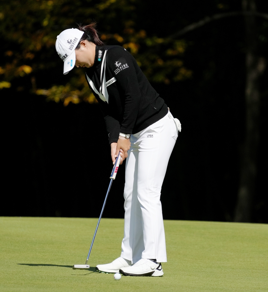 Ko Jin-young of South Korea putts on the fifth hole during the second round of the BMW Ladies Championship at LPGA International Busan in Busan, some 450 kilometers southeast of Seoul, on Oct. 22, 2021, in this photo provided by BMW Korea. (PHOTO NOT FOR SALE) (Yonhap)