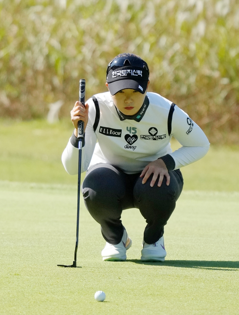 Lim Hee-jeong of South Korea lines up a putt on the eighth green during the second round of the BMW Ladies Championship at LPGA International Busan in Busan, some 450 kilometers southeast of Seoul, on Oct. 22, 2021, in this photo provided by BMW Korea. (PHOTO NOT FOR SALE) (Yonhap)