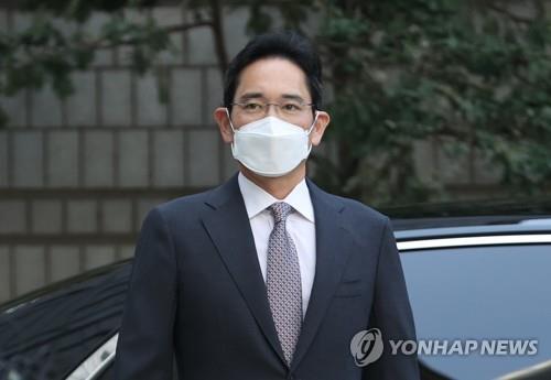 Samsung Group heir Lee Jae-yong heads to the Seoul Central District Court on Oct. 26, 2021, on a ruling over a medication case. (Yonhap) 