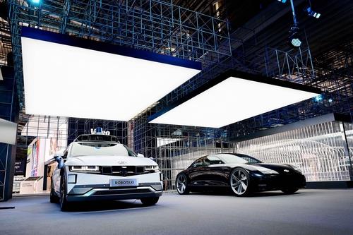 This file photo, provided by Hyundai Motor Co., shows the IONIQ 5 robo taxi (L) and the Prophecy, the concept of the upcoming IONIQ 6. (PHOTO NOT FOR SALE) (Yonhap)