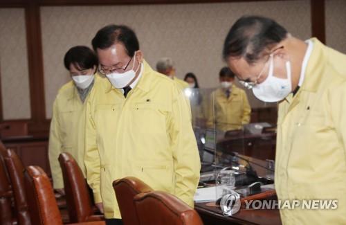 Prime Minister Kim Boo-kyum and other Cabinet memebrs pay silent tribute on the death of former President Roh Tae-woo at a Cabinet meeting in Seoul on Oct. 27, 2021. (Yonhap)