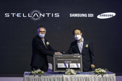 Samsung SDI CEO Jun Young-hyun (R) shakes hands with Stellantis CEO Carlos Tavares in this photo provided by Samsung SDI, on Oct. 27, 2021. (PHOTO NOT FOR SALE) (Yonhap) 