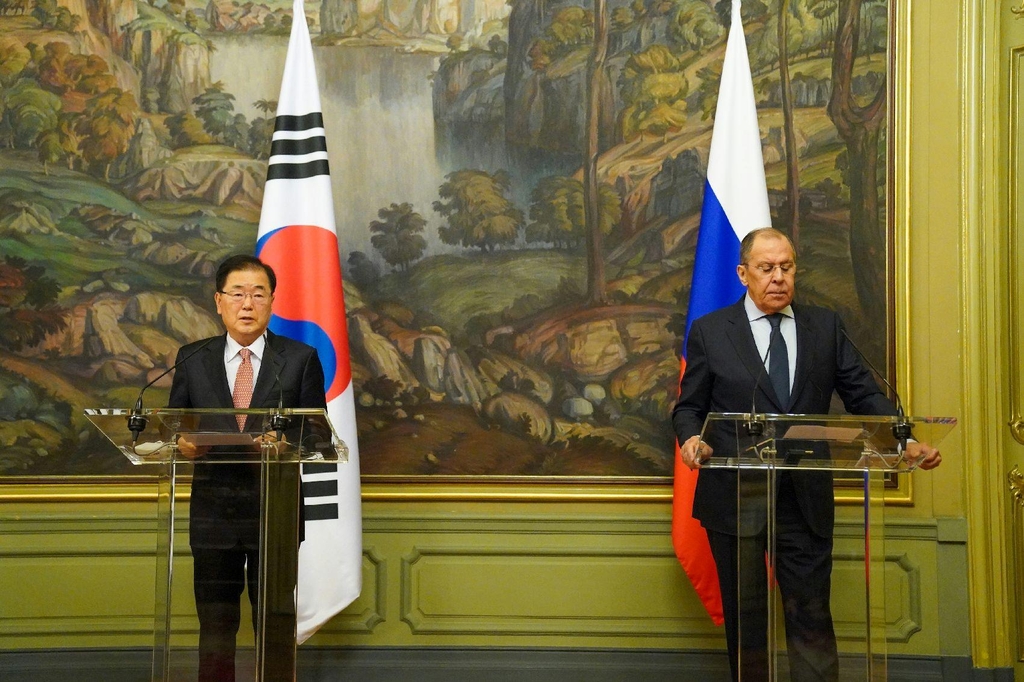 South Korean Foreign Minister Chung Eui-yong (L) and his Russian counterpart, Sergei Lavrov, speak during a joint press briefing held at Russia's Ministry of Foreign Affairs in Moscow on Oct. 27, 2021 in this photo provided by Chung's office. (PHOTO NOT FOR SALE) (Yonhap)
