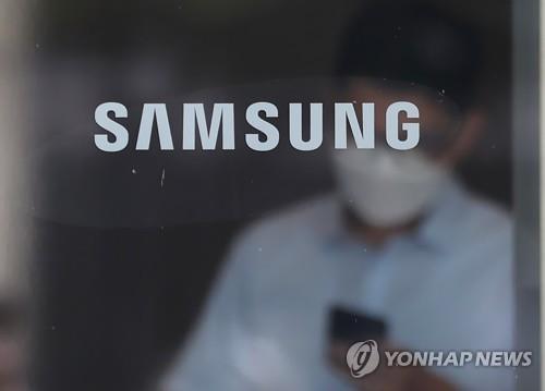 The file photo taken Aug. 9, 2021, shows Samsung's logo on a glass door at the headquarters of Samsung Electronics Co. in southern Seoul. (Yonhap)