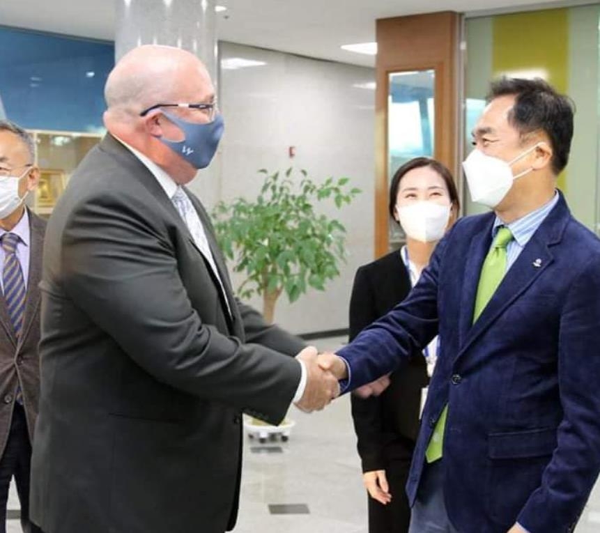 UNC deputy chief gets Korean name, honorary Pyeongtaek citizenship