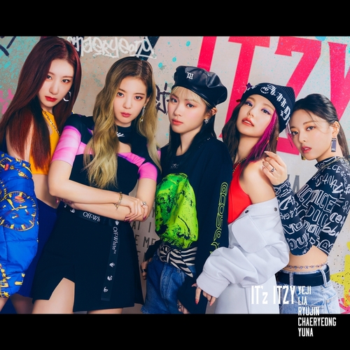 This image provided by JYP Entertainment shows its K-pop girl group ITZY. (PHOTO NOT FOR SALE) (Yonhap)