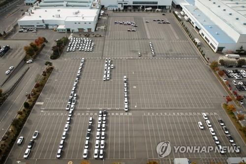 A parking lot of Kia Motors Corp.'s plant in Gwangju, 330 kilometers south of Seoul, is almost empty on Nov. 2, 2021. South Korean carmakers' local and overseas sales dropped for the fourth consecutive month in October amid the supply shortage of semiconductors. (Yonhap)