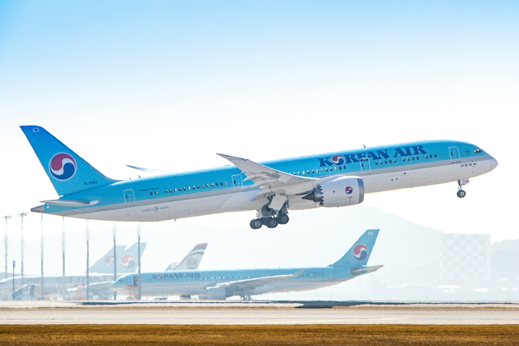 This undated file photo provided by Korean Air shows a B787-9 passenger jet taking off from Incheon International Airport in Incheon, just west of Seoul. (PHOTO NOT FOR SALE) (Yonhap)