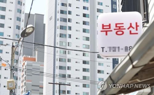 This file photo shows the shop sign of a real estate agency near an apartment complex in Seoul. (Yonhap)