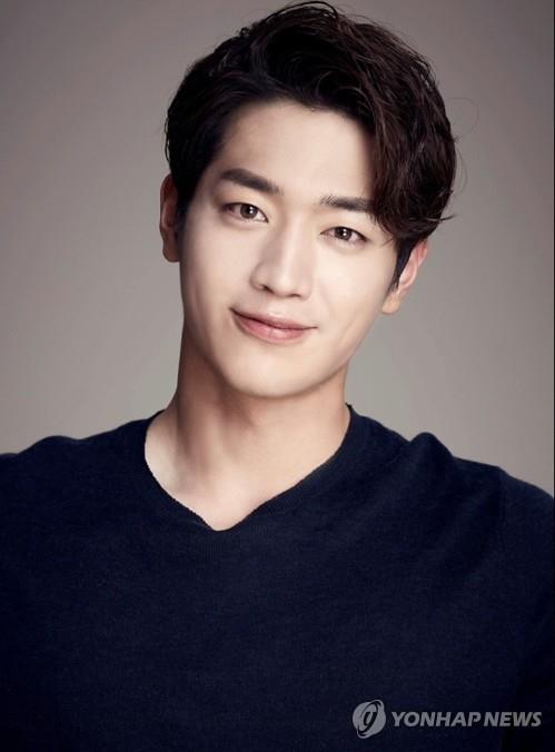 Actor Seo Kang-jun joins military | Yonhap News Agency