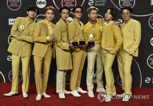 K-pop boy group BTS poses for the camera after securing three trophies at the American Music Awards at Microsoft Theater in Los Angeles on Nov. 21, 2021, in this Associated Press photo. (Yonhap)